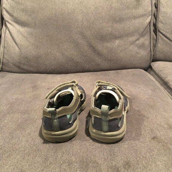 Oshkosh toddler boys ever play sandals size 9 - Picture 6 of 9